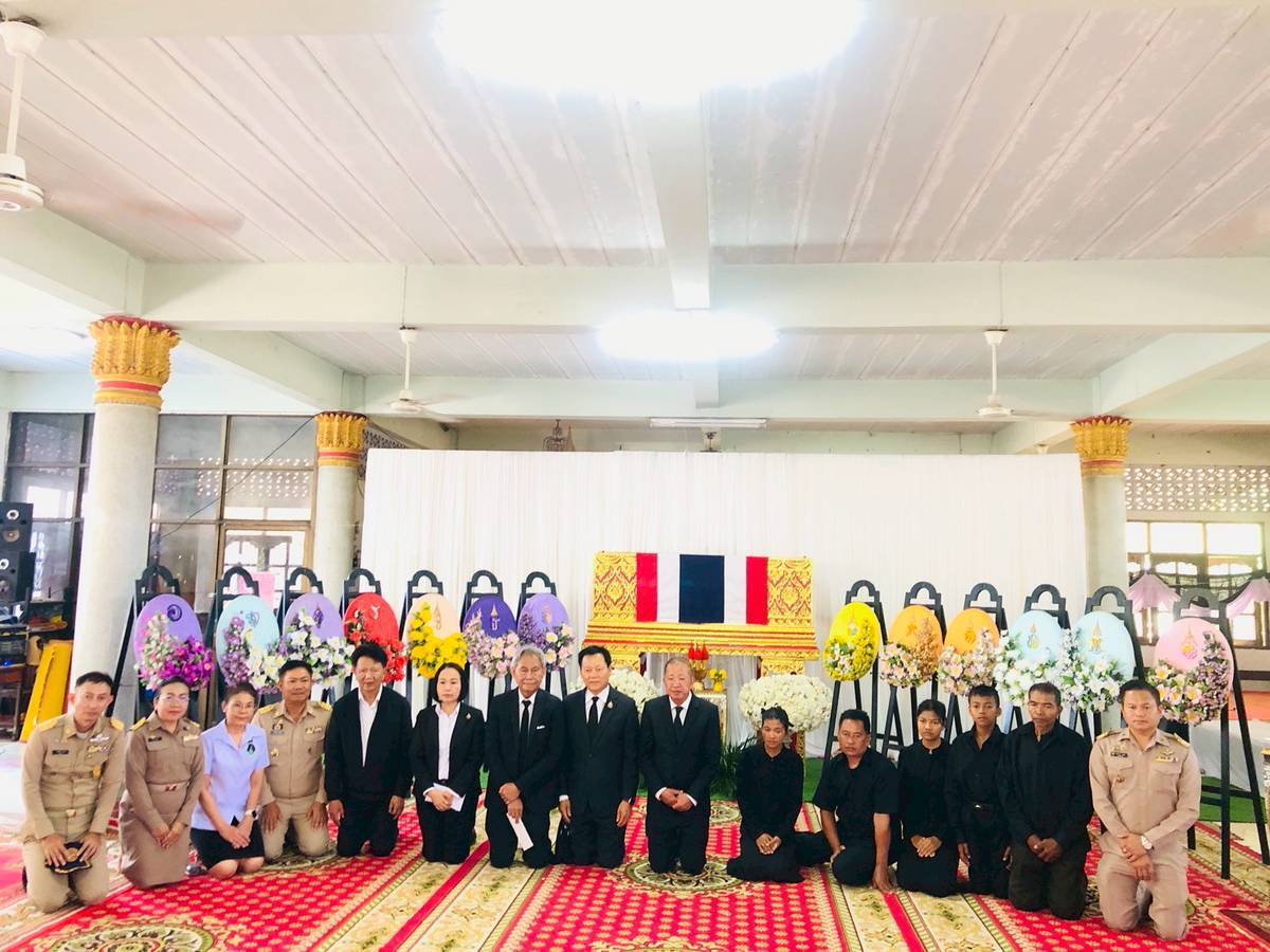 พช.ขุขันธ์ ร่วมให้การต้อนรับประธานวุฒิสภาและคณะ เดินทางมาเคารพศพและให้กำลังใจครอบครัวพลทหารผู้เสียชีวิตจากการปฏิบัติหน้าที่