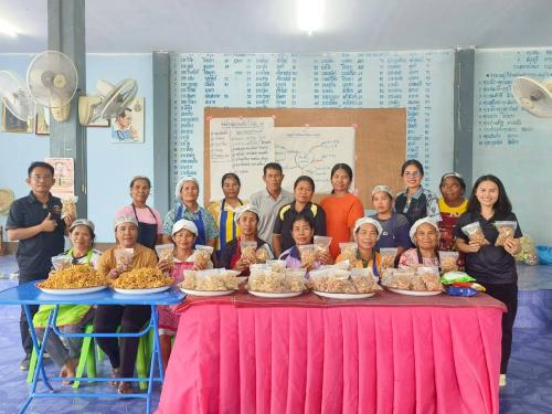 พช.ขันธ์ ดำเนินโครงการส่งเสริมประชาชนกลุ่มเป้าหมายเข้าถึงแหล่งทุน จัดกิจกรรมฝึกอาชีพการทำแคปหมู และหมูระจกรสเด็ด