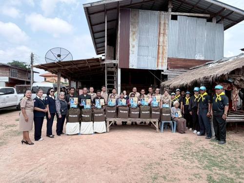 ร่วมพิธีเชิญสิ่งของพระราชทานของมูลนิธิราชประชานุเคราะห์ ในพระบรมราชูปถัมภ์ เพื่อมอบแก่ประชาชนผู้ประสบสาธารณภัย วาตภัย ในเขตพื้นที่อำเภอขุขันธ์